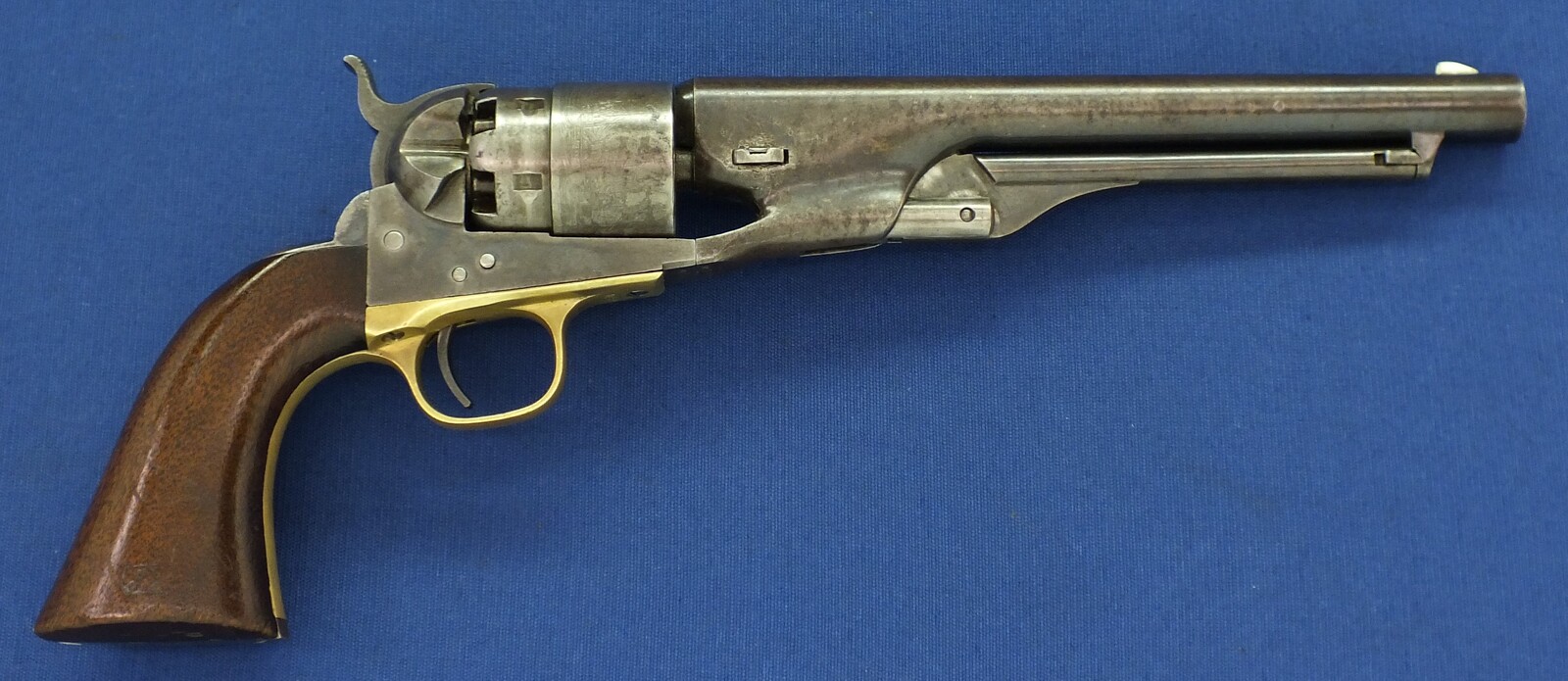 A fine antique American Civil War Colt Model 1860 Army percussion revolver. 6 shot 44 caliber, 8 inch barrel with New York address. Length 37cm. In very good condition. Price 7.500 euro.