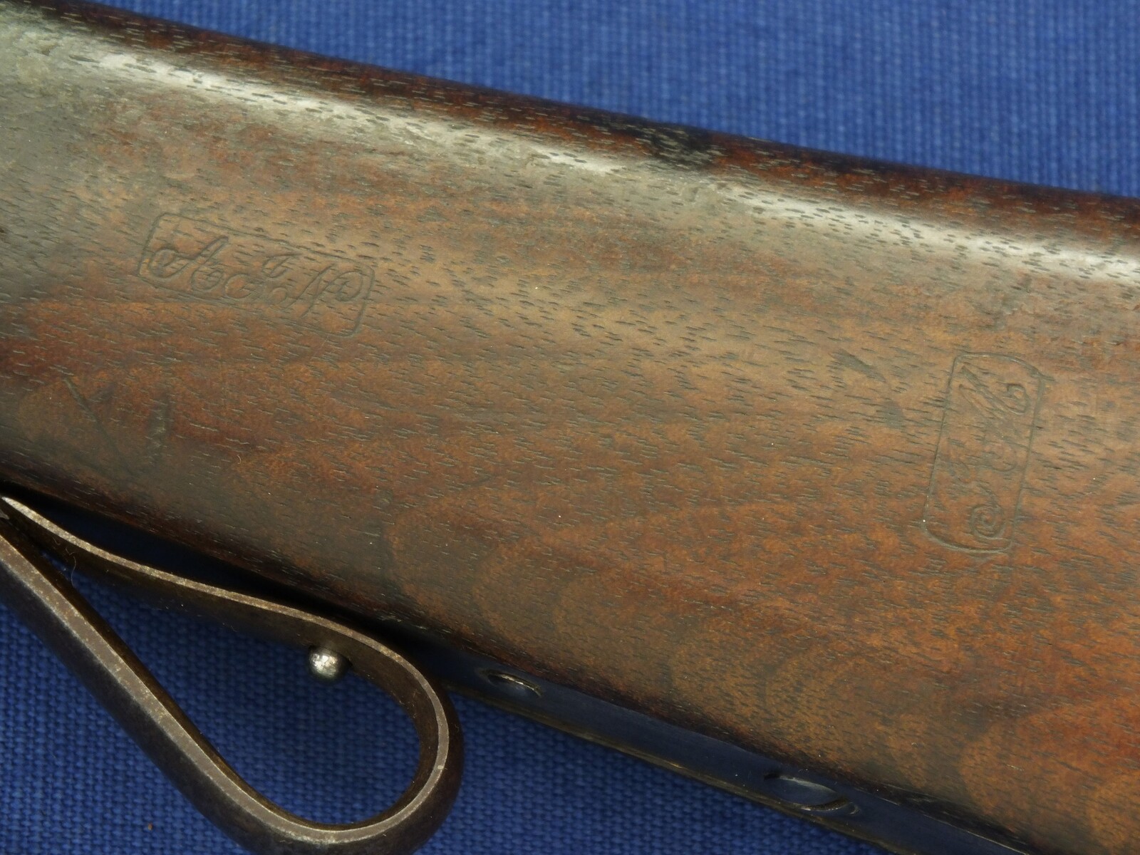 A fine antique American Civil War Maynard second Model 1863 percussion Carbine. 50 Caliber . 20 inch barrel. Length 94cm. In very good condition. Price 2.350 euro.