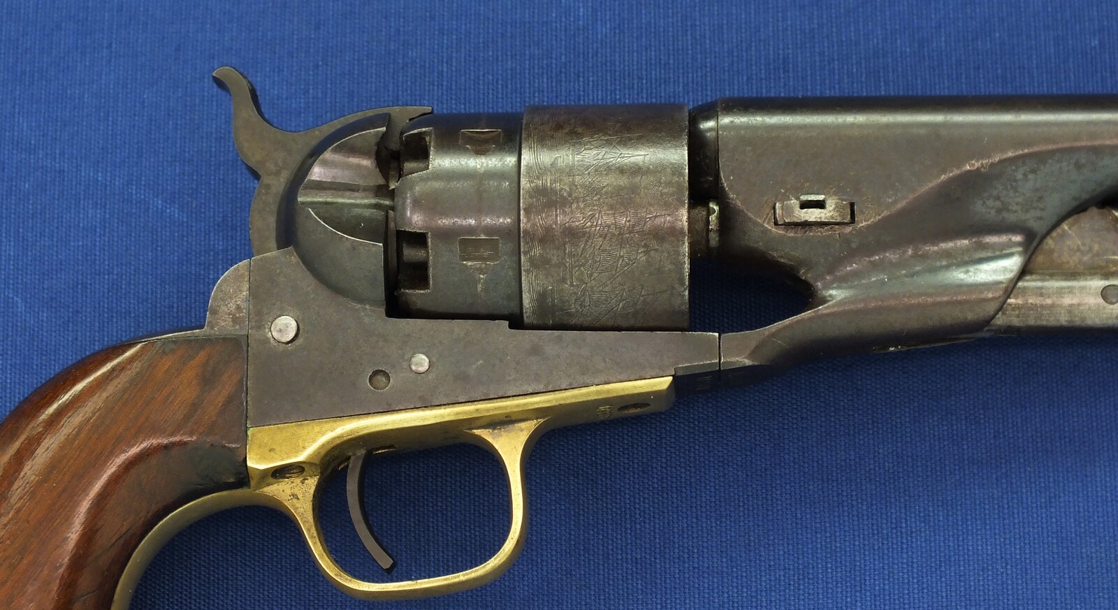 A fine antique American Colt Model 1860 Civilian Army 6 shot Percussion Revolver. 8 inch barrel with New York address. Caliber 44. In very good condition. Price 9.500 euro