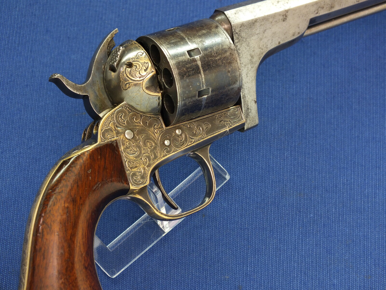 A fine antique American Moore's Patent Firearms Co Single Action Belt Revolver. 7 shot, Caliber 32 Rimfire. 6 inch octagon Barrel with clear address. Length 29cm. In very good condition