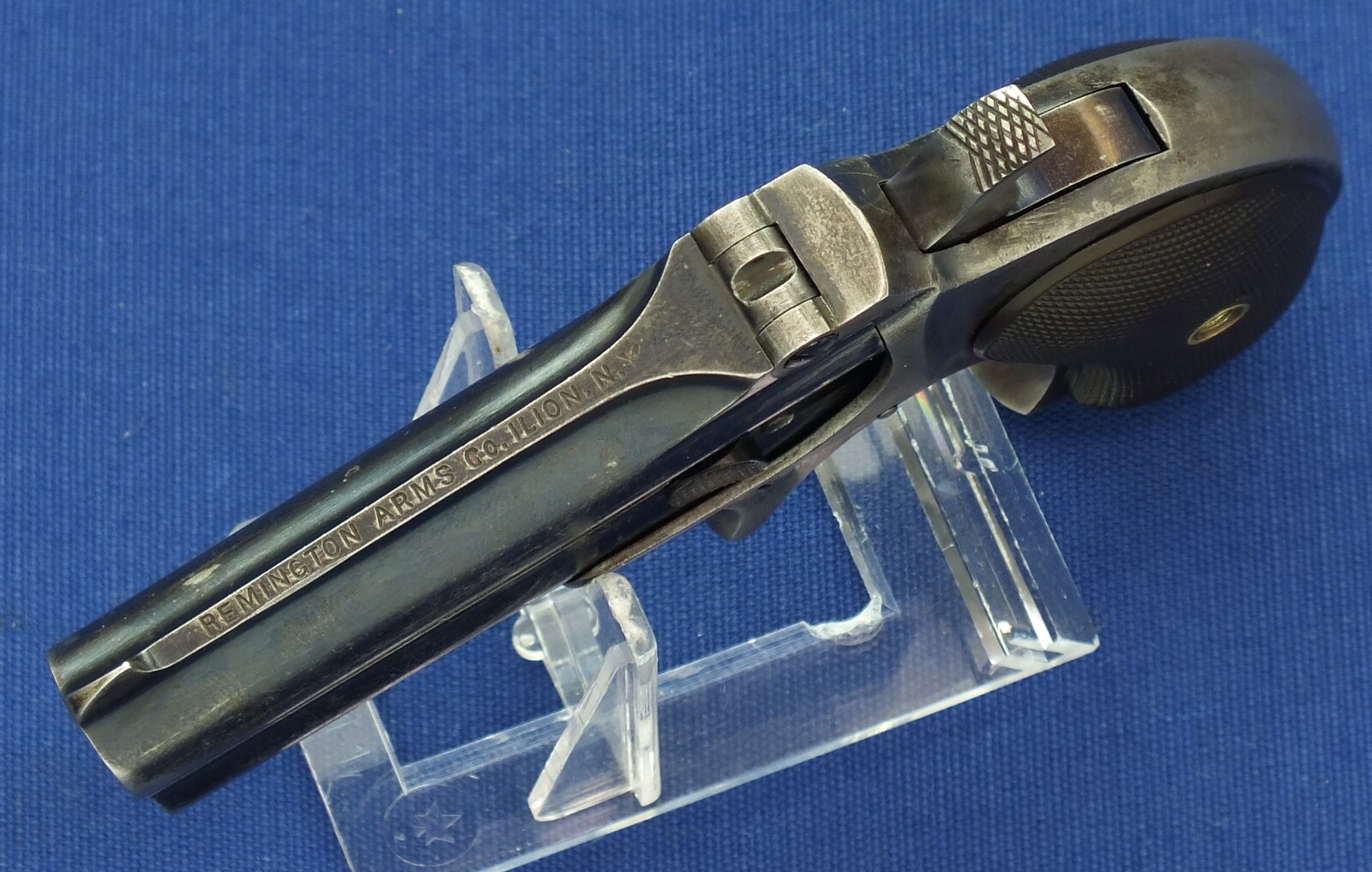 A fine antique American Nickel Plated Remington Double Deringer Type II, a.k.a. Model No 3. Caliber 41 rimfire. In very good condition. Price 1.850 euro.