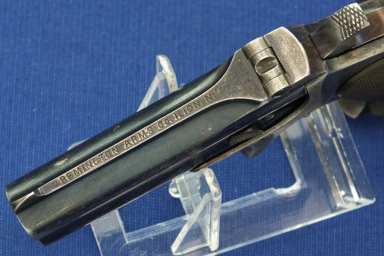 A fine antique American Nickel Plated Remington Double Deringer Type II, a.k.a. Model No 3. Caliber 41 rimfire. In very good condition. Price 1.850 euro.