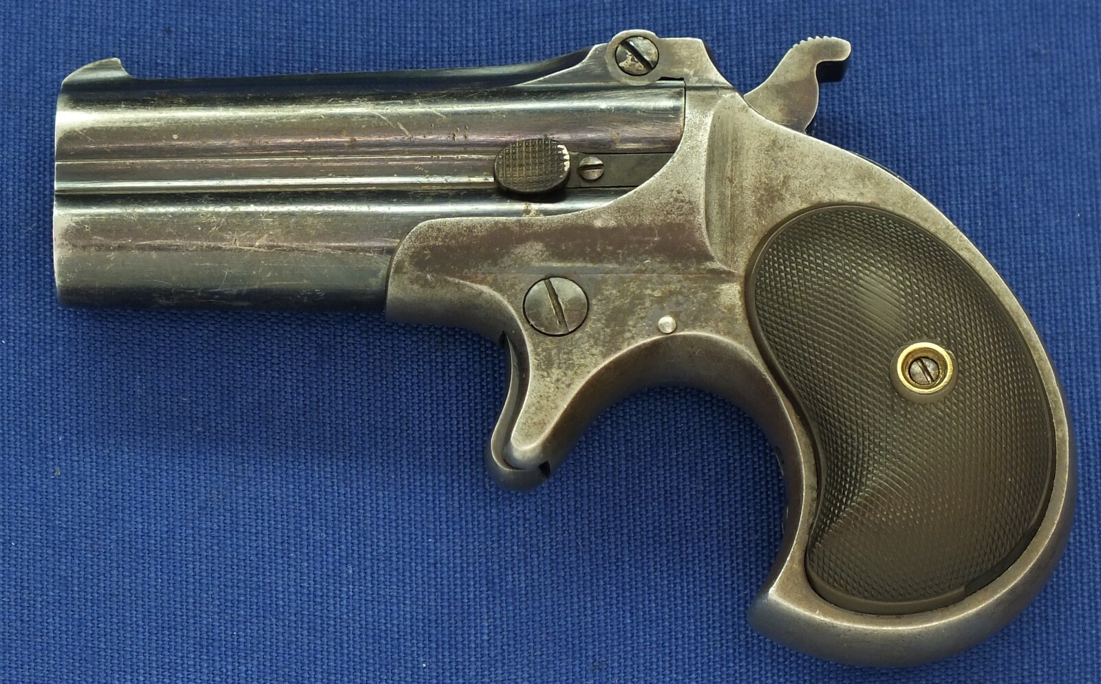 A fine antique American Nickel Plated Remington Double Deringer Type II, a.k.a. Model No 3. Caliber 41 rimfire. In very good condition. Price 1.850 euro.