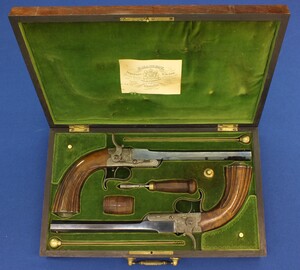 A fine antique Belgian cased pair of 5mm Caliber percussion breechloading target/saloon pistols by H. MANGEOT ARQ. DE LA COUR BRUXELLES. 9 inch octagon barrels. Set-triggers. Length 40cm. In near mint condition. Price 6.500 euro.