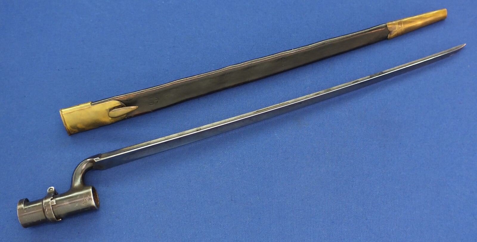 A fine Antique British model / Pattern 1853 Enfield Bayonet with original leather scabbard marked with Broad Arrow over WD. Length 52,8cm. In very good condition. Price 250 euro