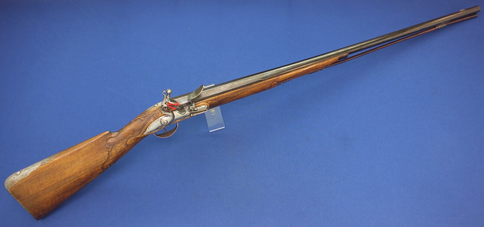 A fine antique Dutch early 18th century Flintlock Sporting gun by A. Beckers a Mastrich (Maastricht) Caliber 16mm Smooth. Length 136cm. In very good condition. Price 3.350 euro.