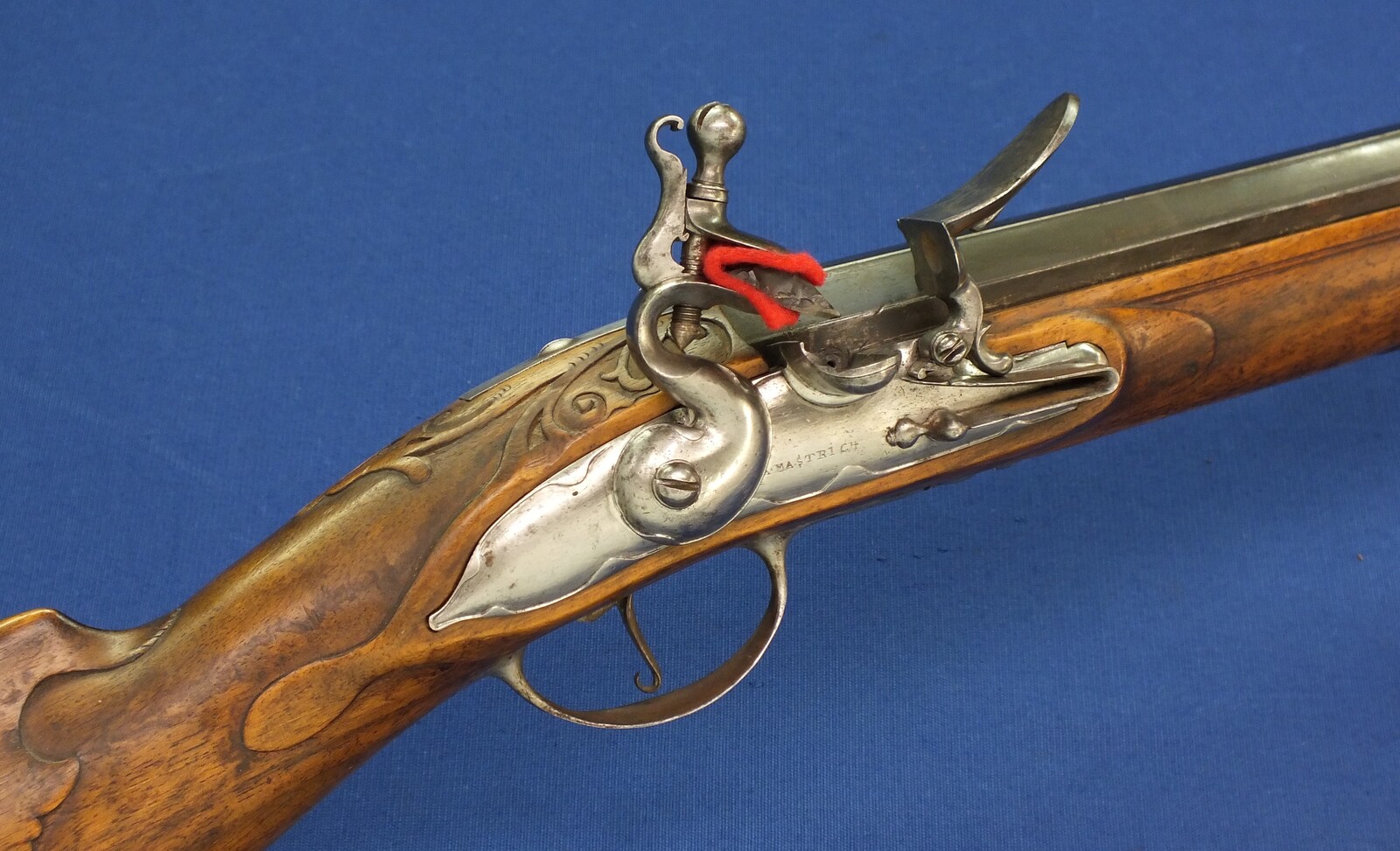 A fine antique Dutch early 18th century Flintlock Sporting gun by A. Beckers a Mastrich (Maastricht) Caliber 16mm Smooth. Length 136cm. In very good condition. Price 3.350 euro.