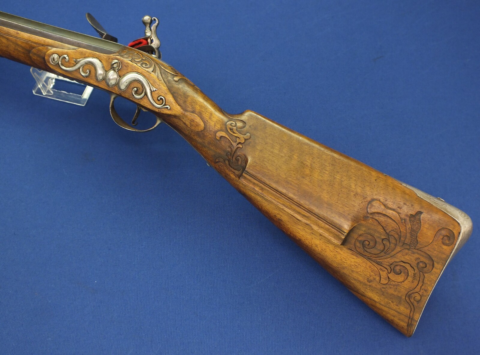 A fine antique Dutch early 18th century Flintlock Sporting gun by A. Beckers a Mastrich (Maastricht) Caliber 16mm Smooth. Length 136cm. In very good condition. Price 3.350 euro.