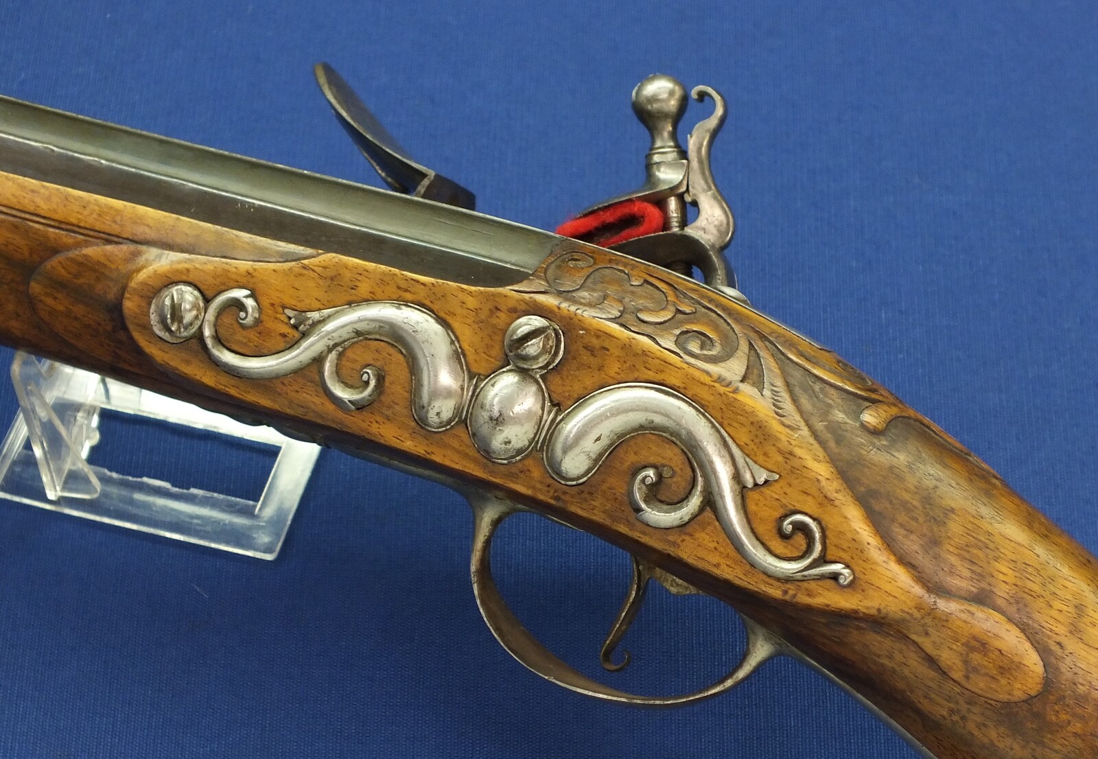 A fine antique Dutch early 18th century Flintlock Sporting gun by A. Beckers a Mastrich (Maastricht) Caliber 16mm Smooth. Length 136cm. In very good condition. Price 3.350 euro.