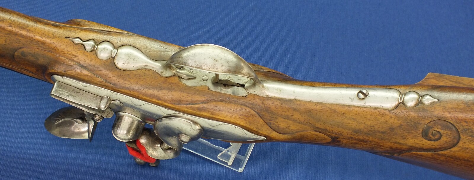 A fine antique Dutch early 18th century Flintlock Sporting gun by A. Beckers a Mastrich (Maastricht) Caliber 16mm Smooth. Length 136cm. In very good condition. Price 3.350 euro.