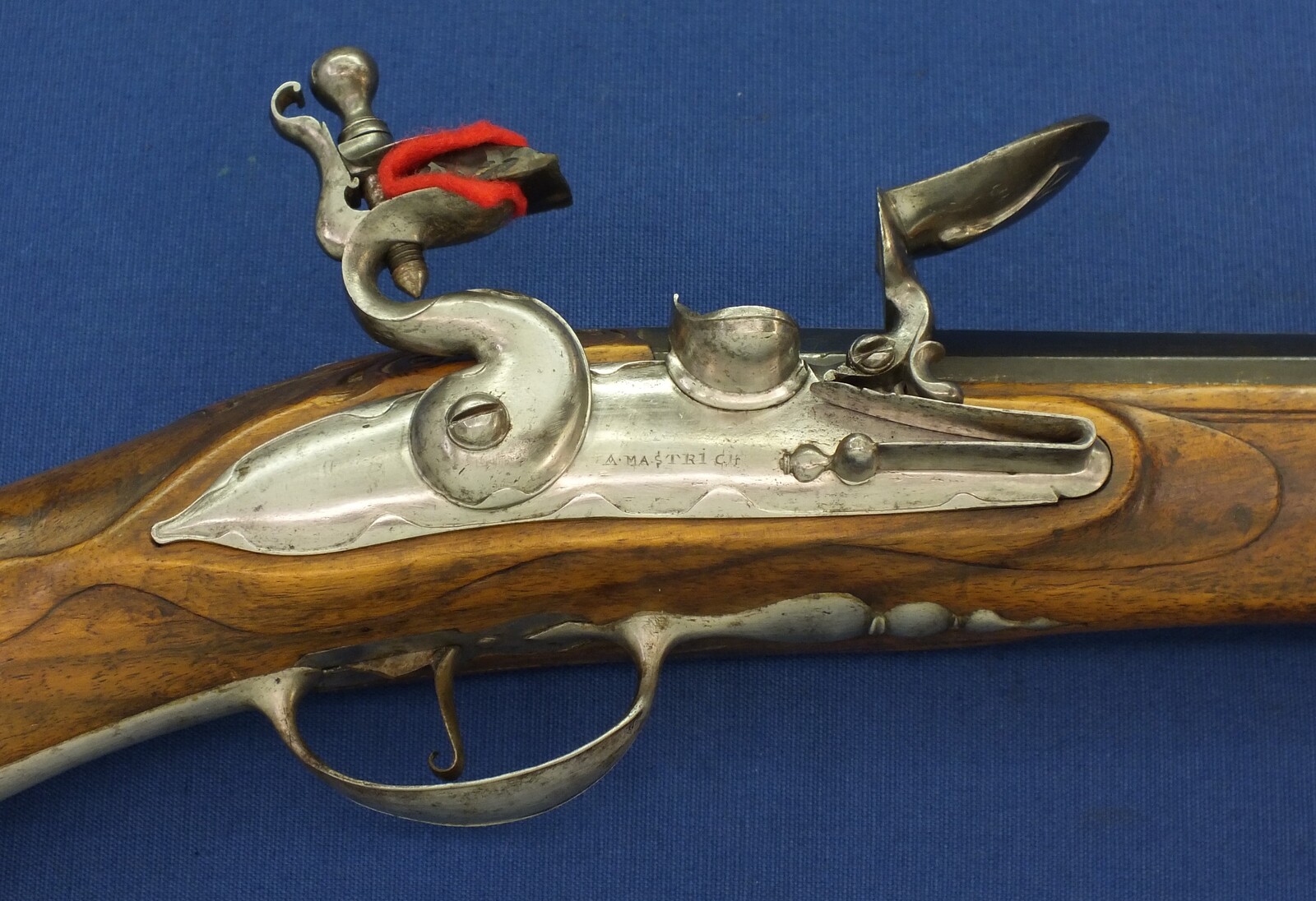 A fine antique Dutch early 18th century Flintlock Sporting gun by A. Beckers a Mastrich (Maastricht) Caliber 16mm Smooth. Length 136cm. In very good condition. Price 3.350 euro.