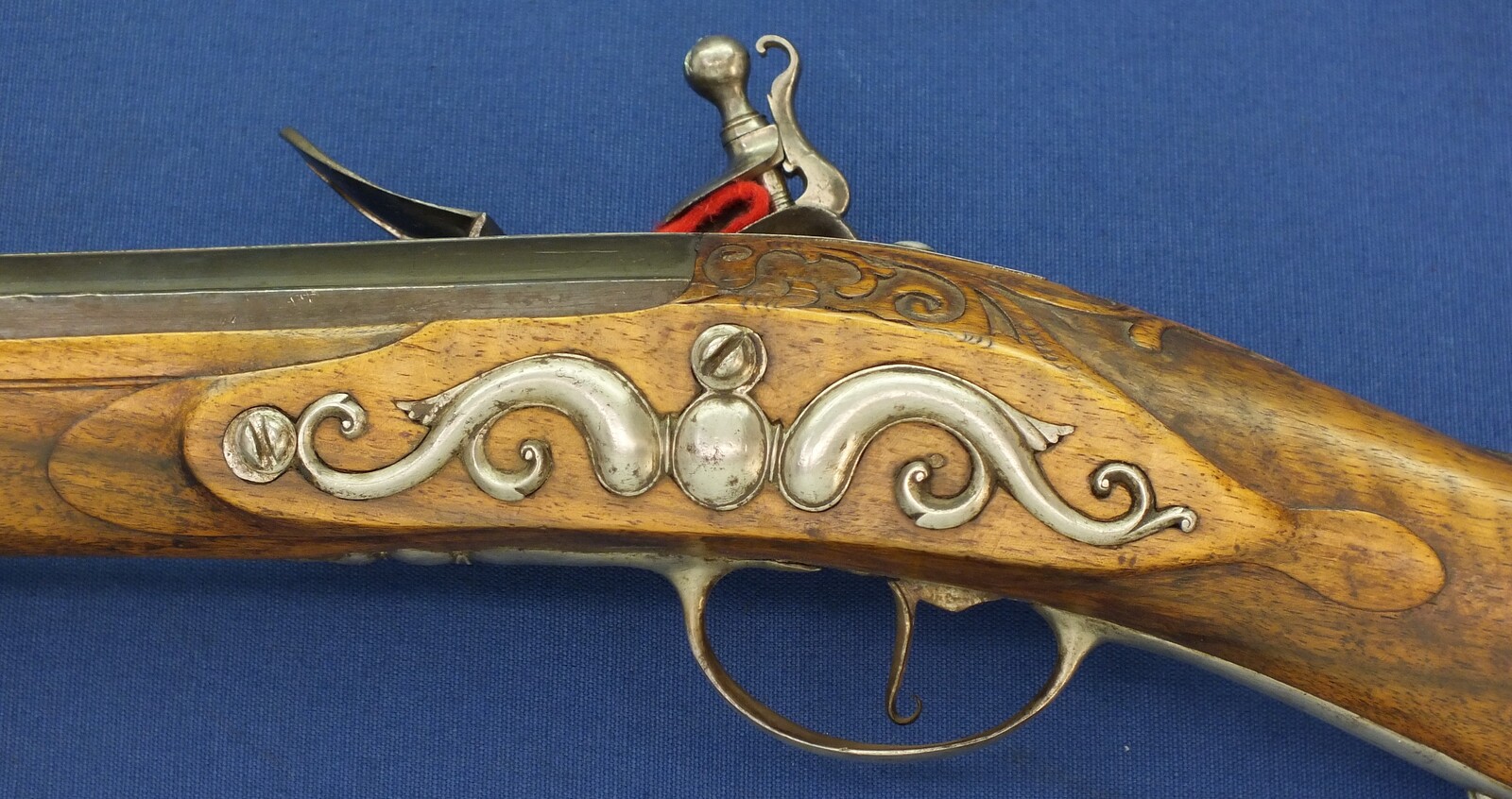 A fine antique Dutch early 18th century Flintlock Sporting gun by A. Beckers a Mastrich (Maastricht) Caliber 16mm Smooth. Length 136cm. In very good condition. Price 3.350 euro.