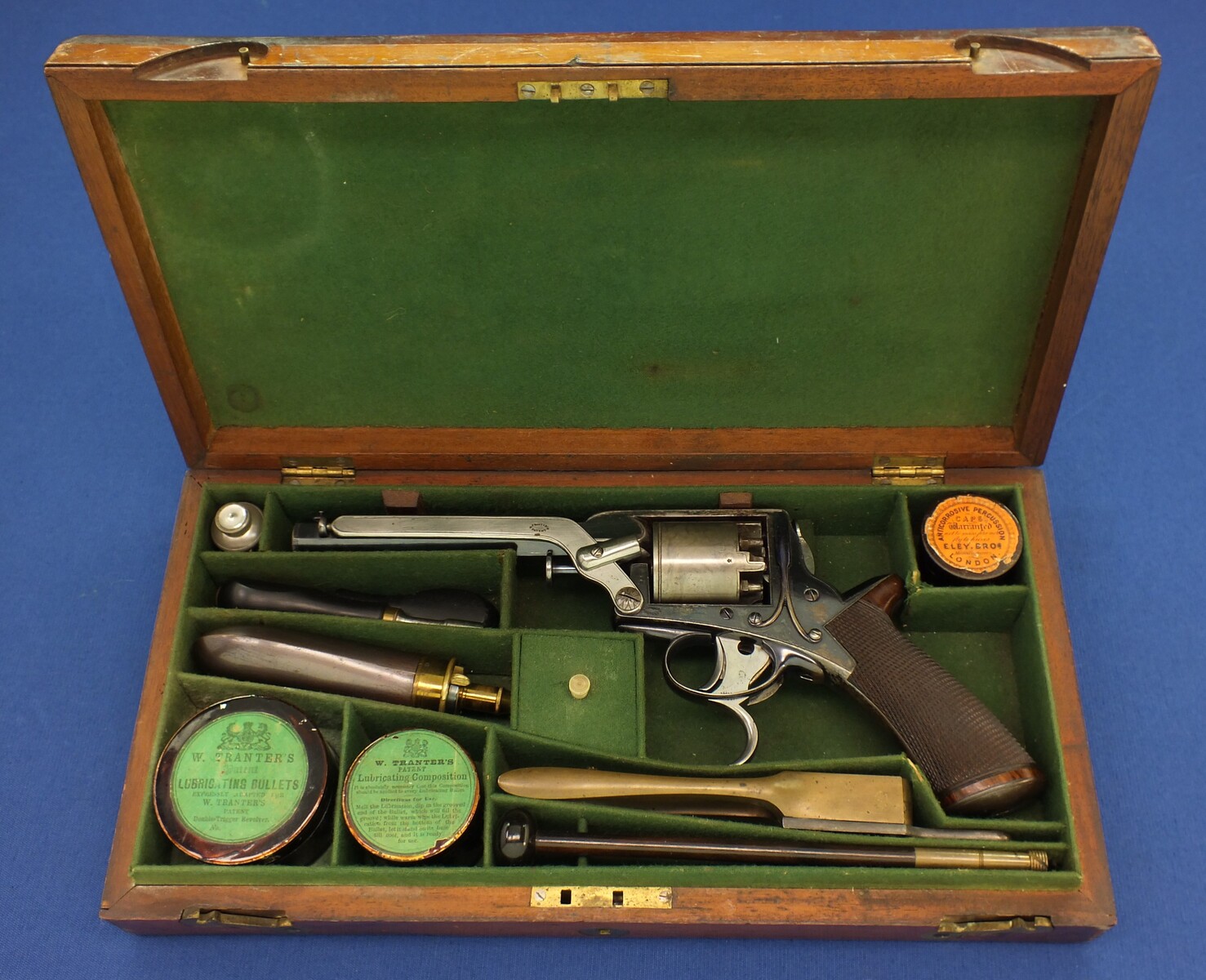 A fine antique English Mahogany Cased 54 Bore third Model Double-Trigger Tranter 5 shot Percussion Revolver with 6 inch barrel. Length 33cm. Fine and original accoutrements. In very good condition. Price 4.250 euro.