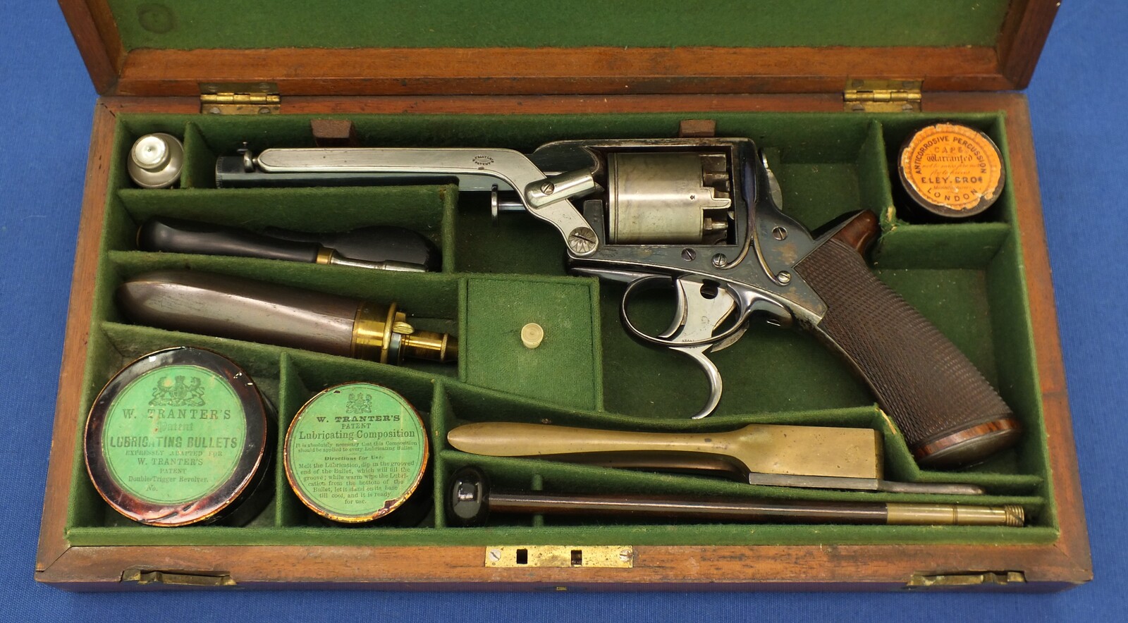 A fine antique English Mahogany Cased 54 Bore third Model Double-Trigger Tranter 5 shot Percussion Revolver with 6 inch barrel. Length 33cm. Fine and original accoutrements. In very good condition. Price 4.250 euro.