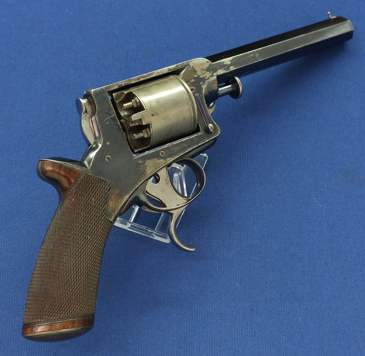 A fine antique English Mahogany Cased 54 Bore third Model Double-Trigger Tranter 5 shot Percussion Revolver with 6 inch barrel. Length 33cm. Fine and original accoutrements. In very good condition. Price 4.250 euro.