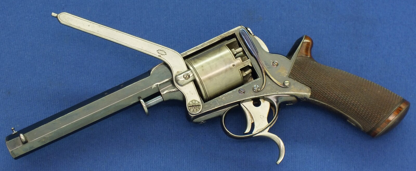 A fine antique English Mahogany Cased 54 Bore third Model Double-Trigger Tranter 5 shot Percussion Revolver with 6 inch barrel. Length 33cm. Fine and original accoutrements. In very good condition. Price 4.250 euro.