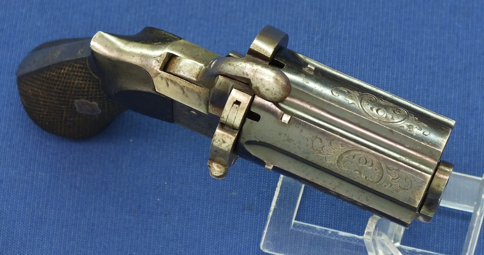 A fine antique French engraved 6 shot Double Action Pinfire Pepperbox. 8mm caliber. Length 17cm. In very good condition. Price 850 euro.