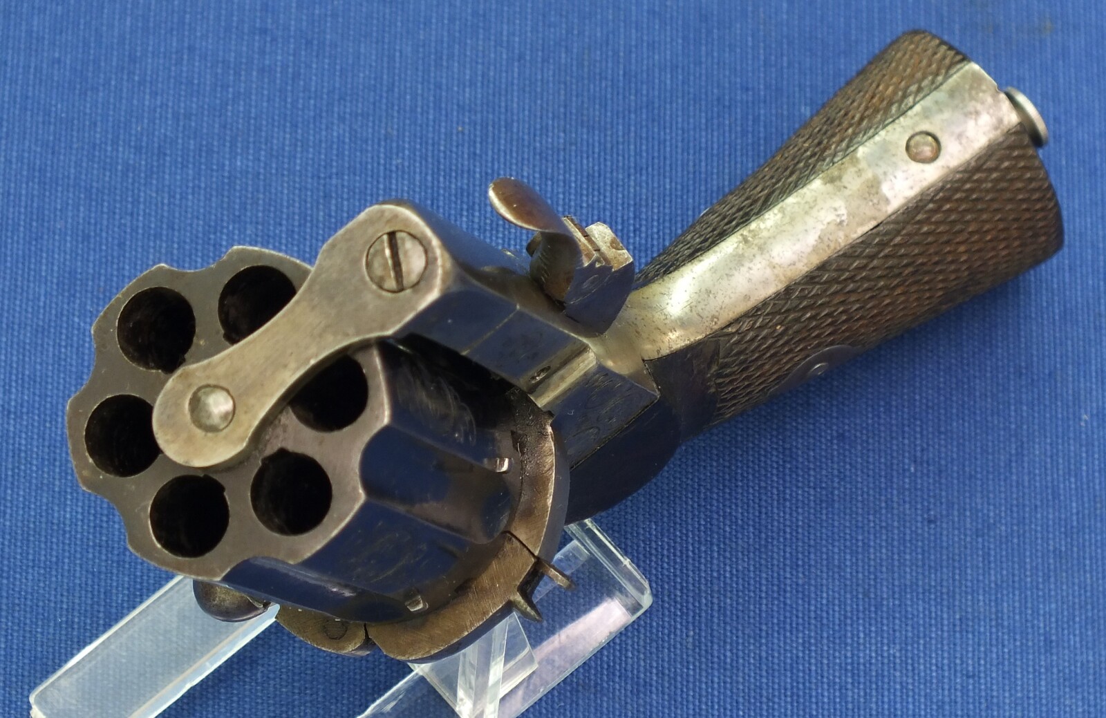 A fine antique French engraved 6 shot Double Action Pinfire Pepperbox. 8mm caliber. Length 17cm. In very good condition. Price 850 euro.