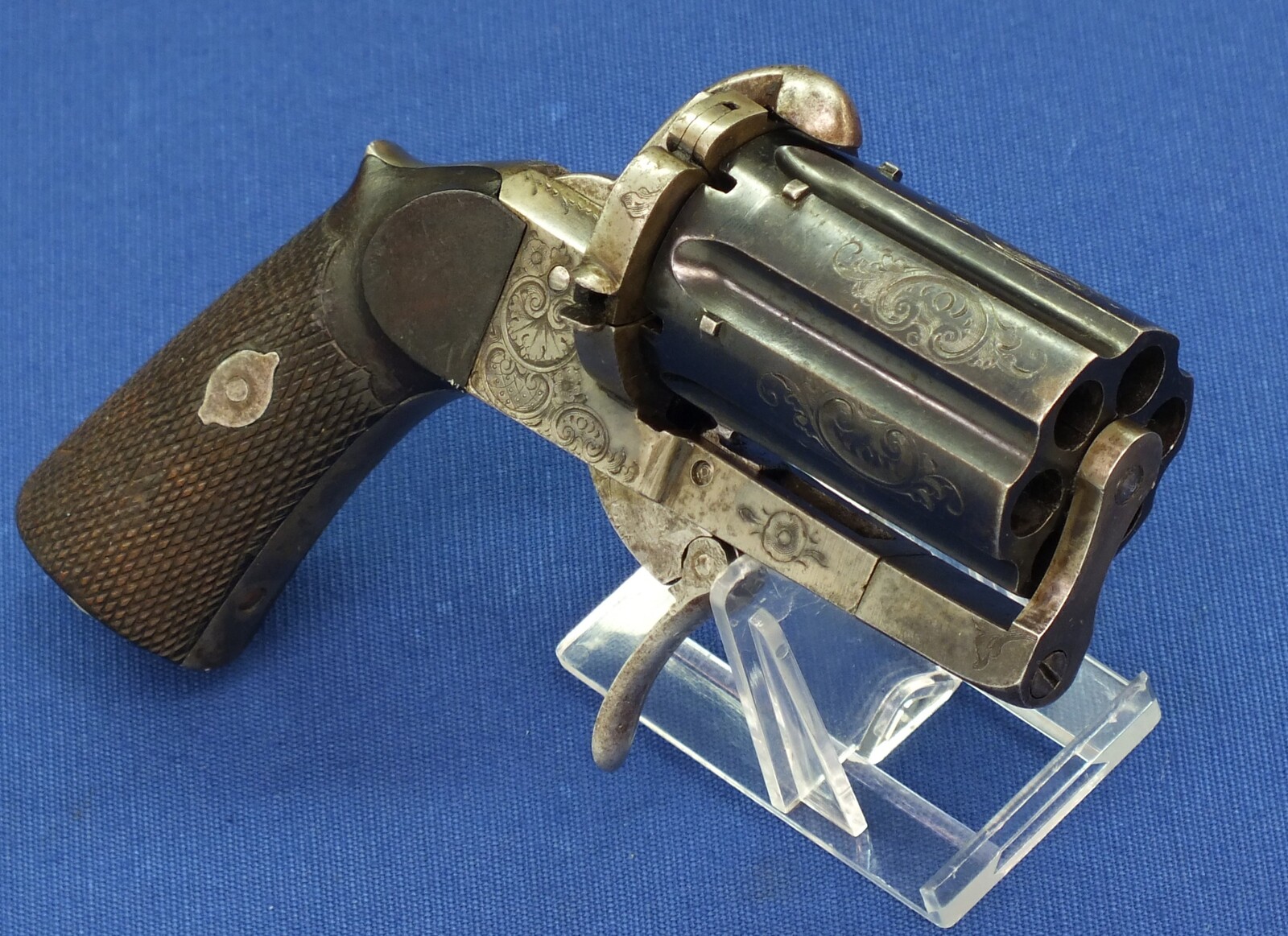 A fine antique French engraved 6 shot Double Action Pinfire Pepperbox. 8mm caliber. Length 17cm. In very good condition. Price 850 euro.