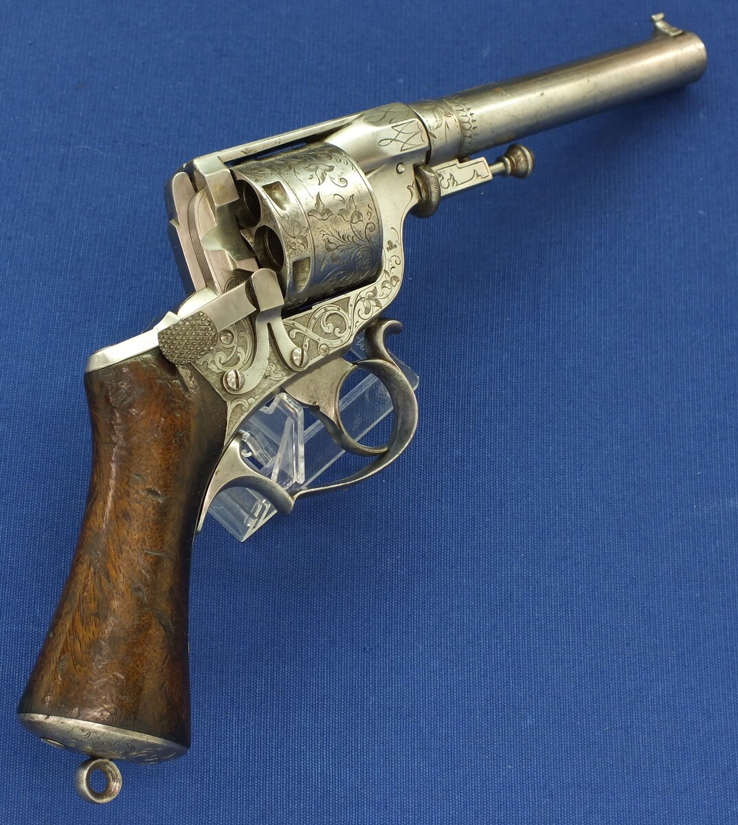 A fine antique French Engraved Perrin Model 1865 6 shot centerfire 11mm Double Action Revolver. Length 32cm. In very good condition. Price 3.850 euro