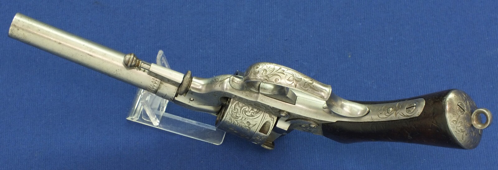 A fine antique French Engraved Perrin Model 1865 6 shot centerfire 11mm Double Action Revolver. Length 32cm. In very good condition. Price 3.850 euro