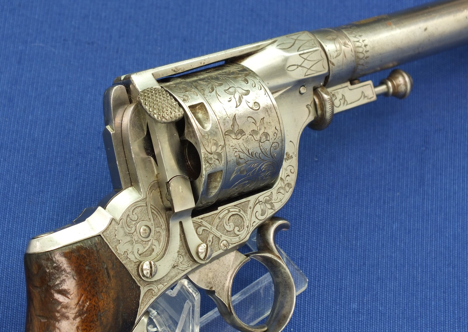 A fine antique French Engraved Perrin Model 1865 6 shot centerfire 11mm Double Action Revolver. Length 32cm. In very good condition. Price 3.850 euro