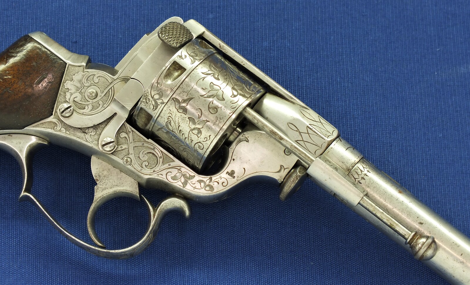 A fine antique French Engraved Perrin Model 1865 6 shot centerfire 11mm Double Action Revolver. Length 32cm. In very good condition. Price 3.850 euro