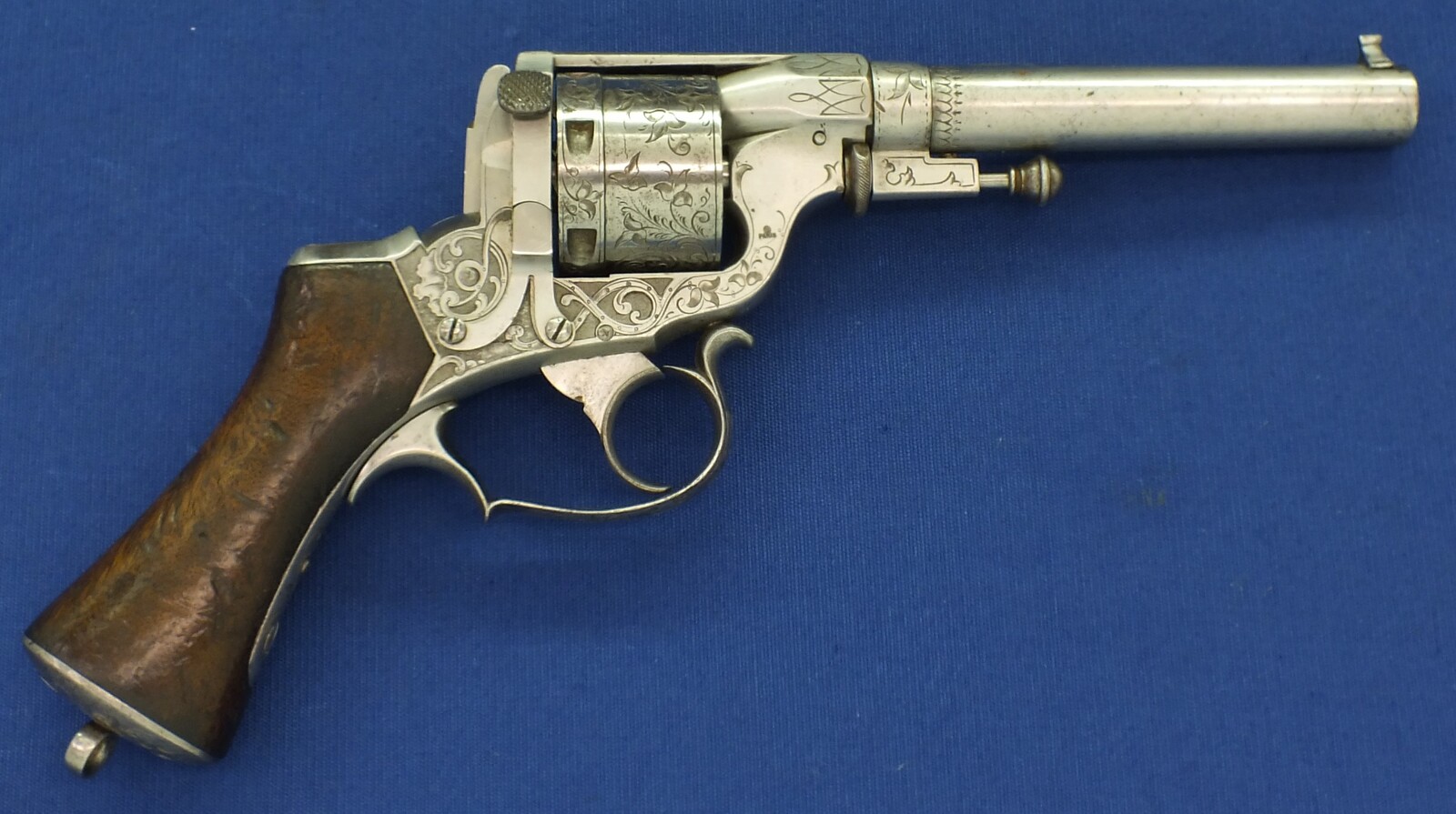 A fine antique French Engraved Perrin Model 1865 6 shot centerfire 11mm Double Action Revolver. Length 32cm. In very good condition. Price 3.850 euro