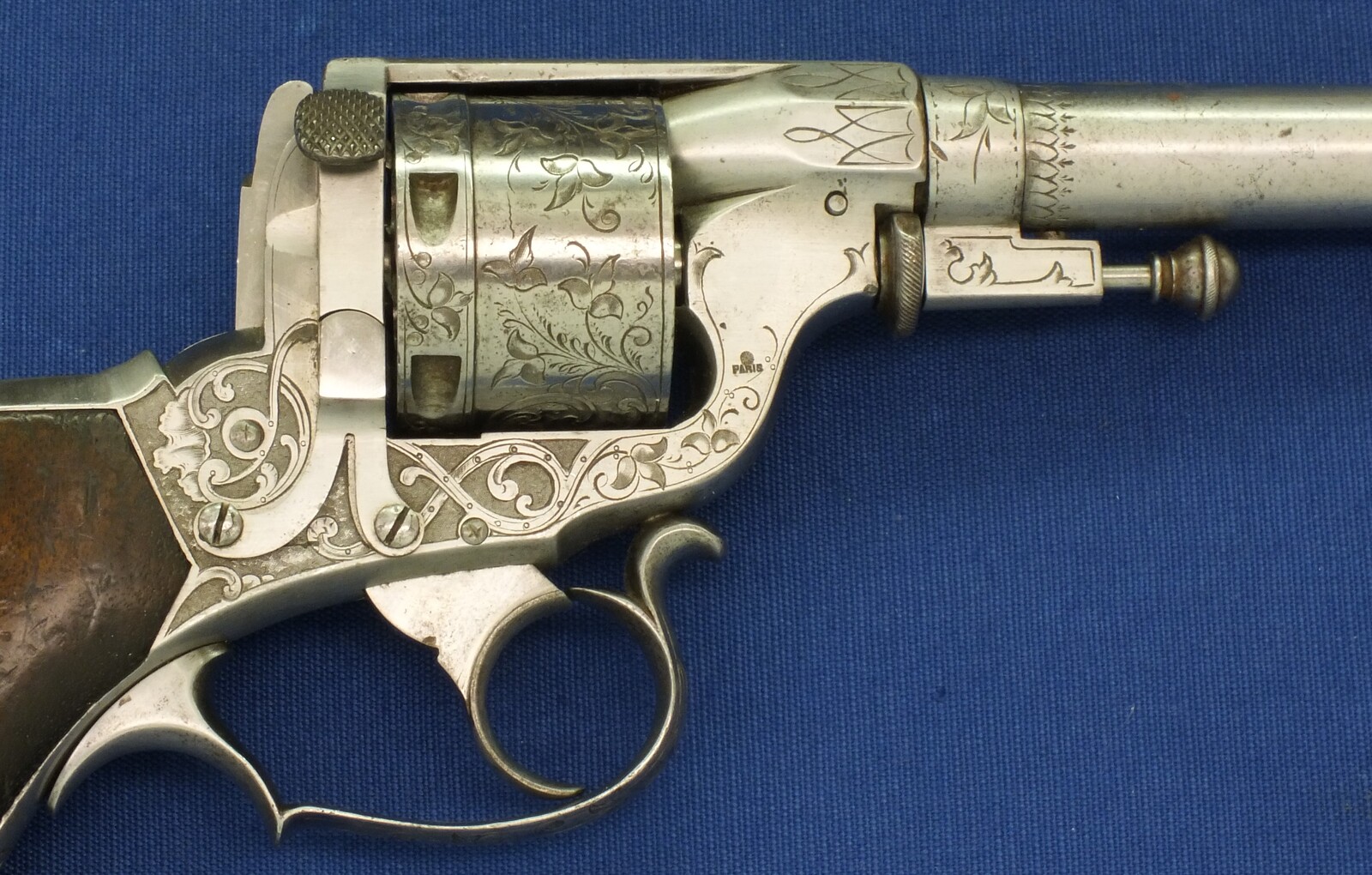 A fine antique French Engraved Perrin Model 1865 6 shot centerfire 11mm Double Action Revolver. Length 32cm. In very good condition. Price 3.850 euro