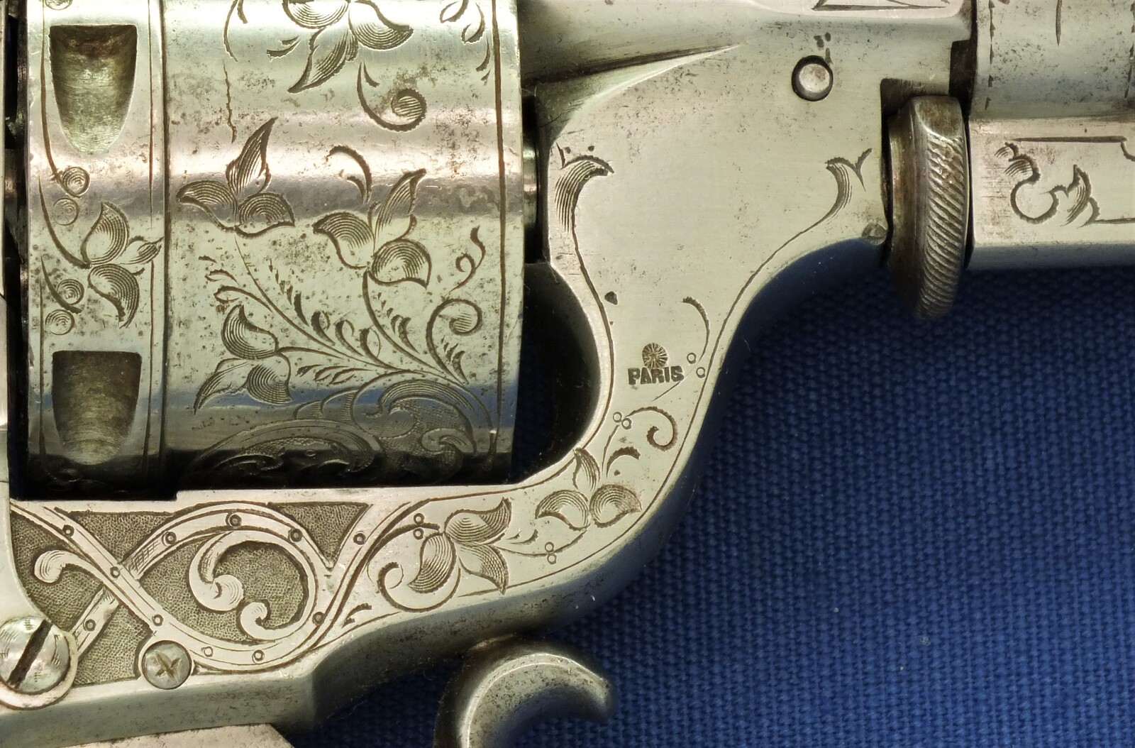 A fine antique French Engraved Perrin Model 1865 6 shot centerfire 11mm Double Action Revolver. Length 32cm. In very good condition. Price 3.850 euro