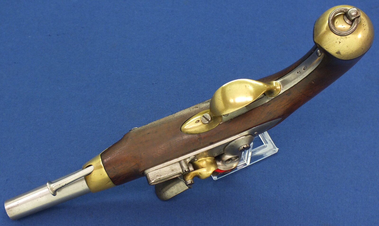 A fine antique French Military Model 1816 Troupe Cavalry Flintlock Pistol. Signed Manufacture Royal de Mutzig. Nr 516 all matching. Caliber 17mm, length 36,5cm. In very good condition. Price 2.750 euro.