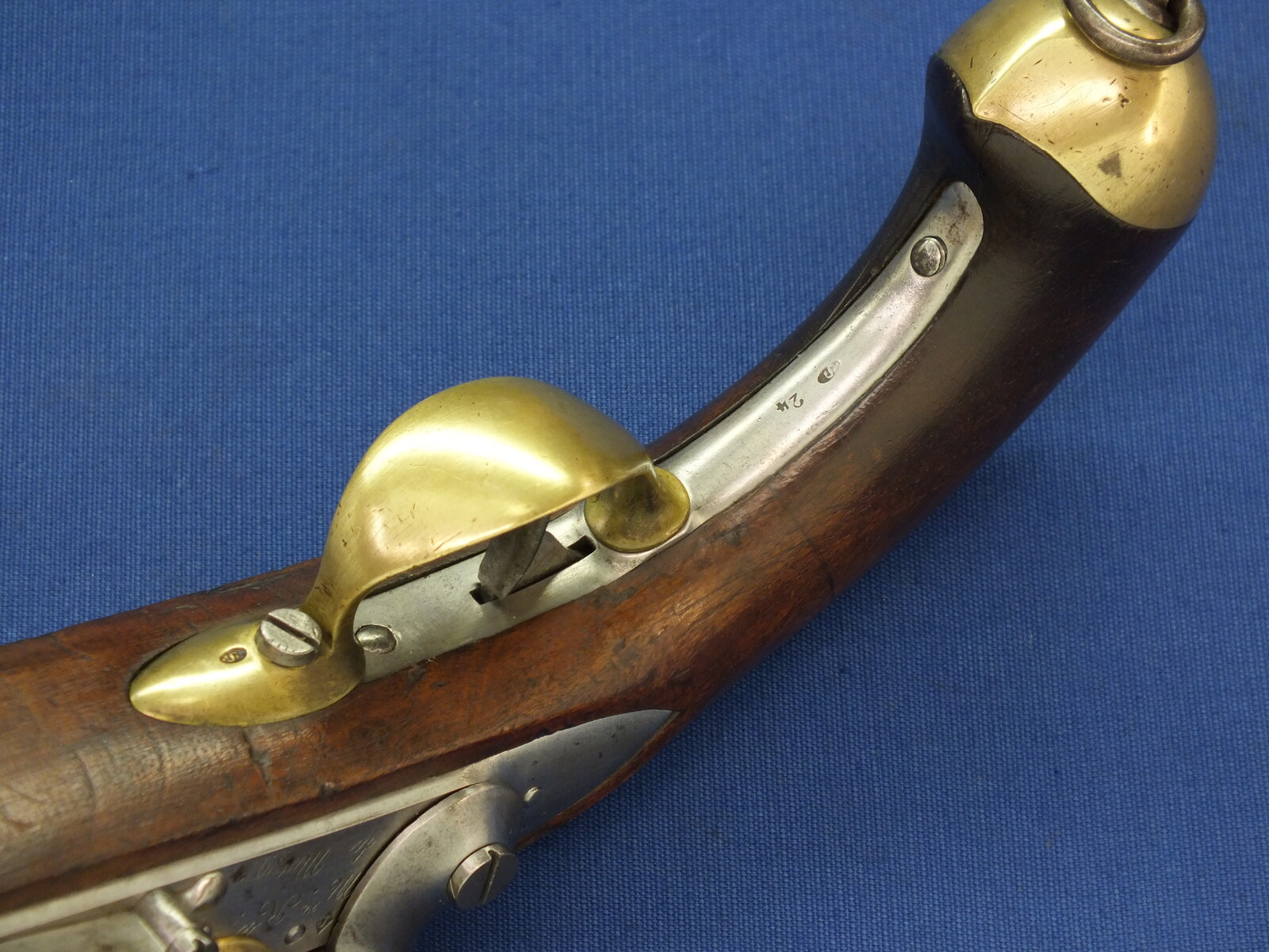 A fine antique French Military Model 1816 Troupe Cavalry Flintlock Pistol. Signed Manufacture Royal de Mutzig. Nr 516 all matching. Caliber 17mm, length 36,5cm. In very good condition. Price 2.750 euro.