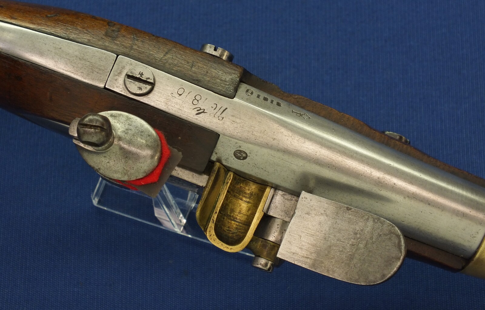 A fine antique French Military Model 1816 Troupe Cavalry Flintlock Pistol. Signed Manufacture Royal de Mutzig. Nr 516 all matching. Caliber 17mm, length 36,5cm. In very good condition. Price 2.750 euro.