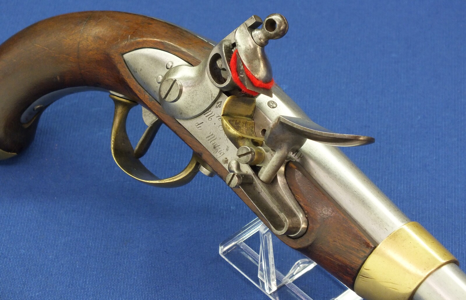 A fine antique French Military Model 1816 Troupe Cavalry Flintlock Pistol. Signed Manufacture Royal de Mutzig. Nr 516 all matching. Caliber 17mm, length 36,5cm. In very good condition. Price 2.750 euro.