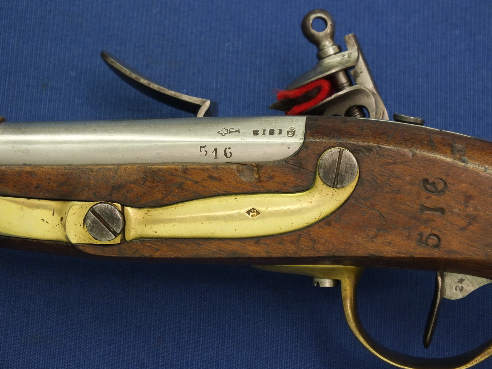 A fine antique French Military Model 1816 Troupe Cavalry Flintlock Pistol. Signed Manufacture Royal de Mutzig. Nr 516 all matching. Caliber 17mm, length 36,5cm. In very good condition. Price 2.750 euro.