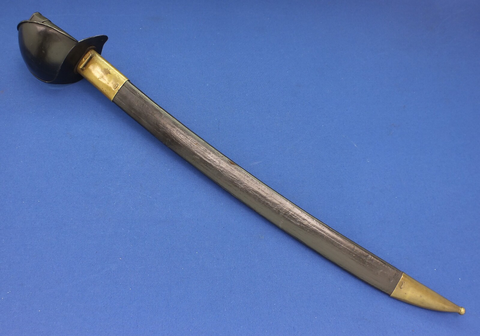 A fine antique French Naval Cutlass / Sabre de Bord Model 1833 with original Leather Scabbard. Back of the Blade signed: Coulaux & Cie Klingenthal. Length 83,5cm. In very good condition. Price 900 euro