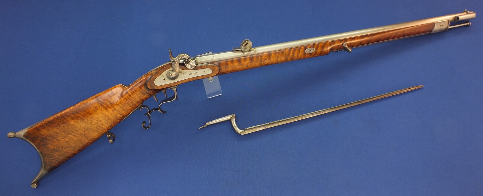 A fine antique Swiss Civilian version of the Military M1851 Sharpshooters Stutzen percussion Rifle with bayonet and Set-Triggers. Made by J.U. Banziger in St. Gallen. Caliber 10,5mm. Length 130cm. In very good condition. Price 1.850 euro