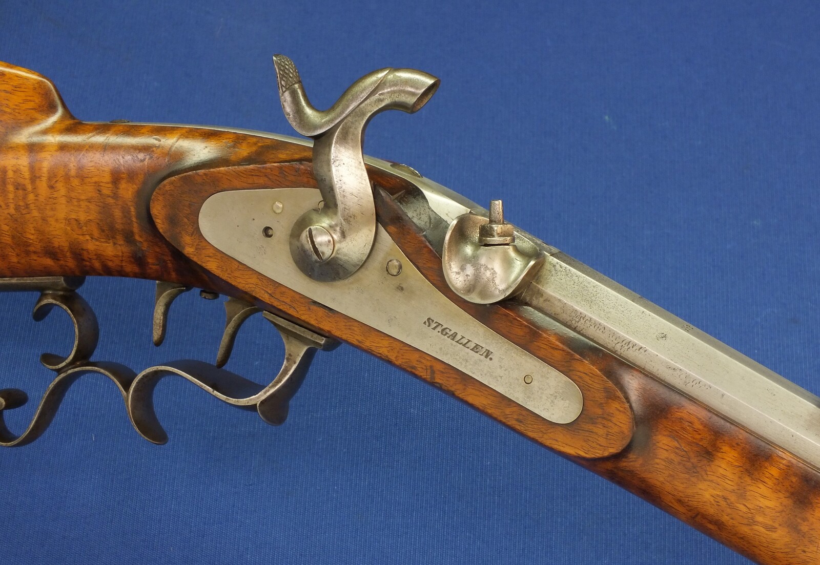 A fine antique Swiss Civilian version of the Military M1851 Sharpshooters Stutzen percussion Rifle with bayonet and Set-Triggers. Made by J.U. Banziger in St. Gallen. Caliber 10,5mm. Length 130cm. In very good condition. Price 1.850 euro