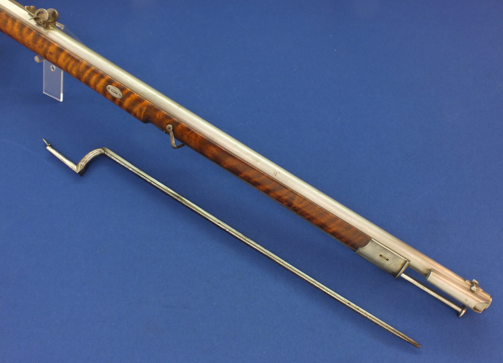 A fine antique Swiss Civilian version of the Military M1851 Sharpshooters Stutzen percussion Rifle with bayonet and Set-Triggers. Made by J.U. Banziger in St. Gallen. Caliber 10,5mm. Length 130cm. In very good condition. Price 1.850 euro