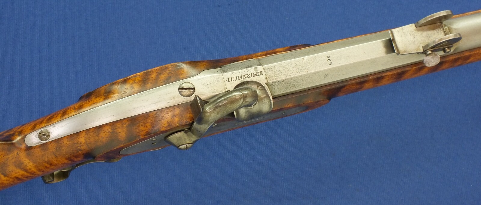 A fine antique Swiss Civilian version of the Military M1851 Sharpshooters Stutzen percussion Rifle with bayonet and Set-Triggers. Made by J.U. Banziger in St. Gallen. Caliber 10,5mm. Length 130cm. In very good condition. Price 1.850 euro