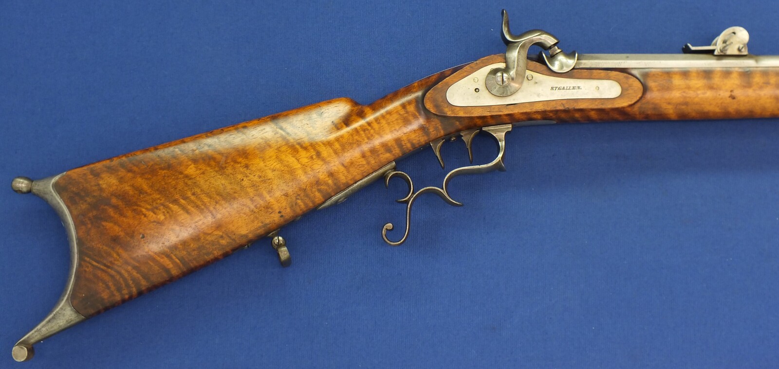 A fine antique Swiss Civilian version of the Military M1851 Sharpshooters Stutzen percussion Rifle with bayonet and Set-Triggers. Made by J.U. Banziger in St. Gallen. Caliber 10,5mm. Length 130cm. In very good condition. Price 1.850 euro