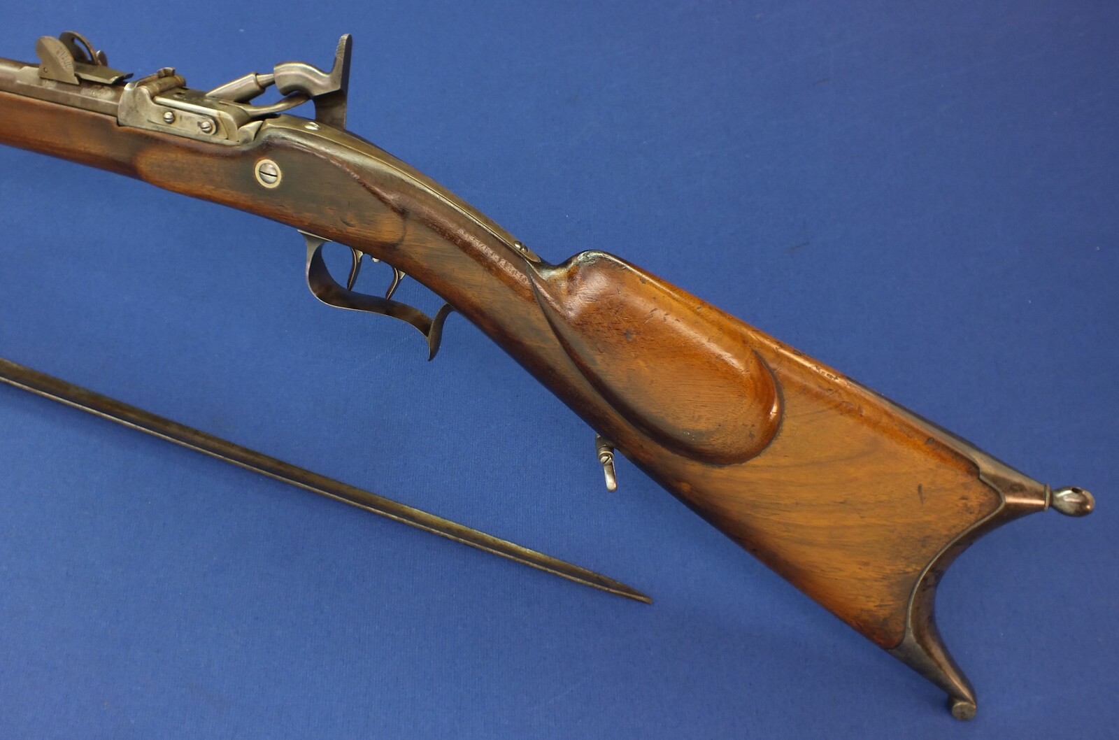 A fine Antique Swiss Model 1851-1867 Milbank-Amsler Stutzer/Sharpshooters Rifle with Bayonet. Signed: S.J.G. Neuhausen. Caliber 41 Swiss Rimfire. Length 127cm. In very good condition. Price 1.450 euro