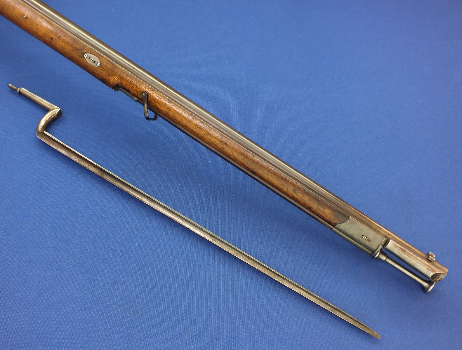 A fine Antique Swiss Model 1851-1867 Milbank-Amsler Stutzer/Sharpshooters Rifle with Bayonet. Signed: S.J.G. Neuhausen. Caliber 41 Swiss Rimfire. Length 127cm. In very good condition. Price 1.450 euro