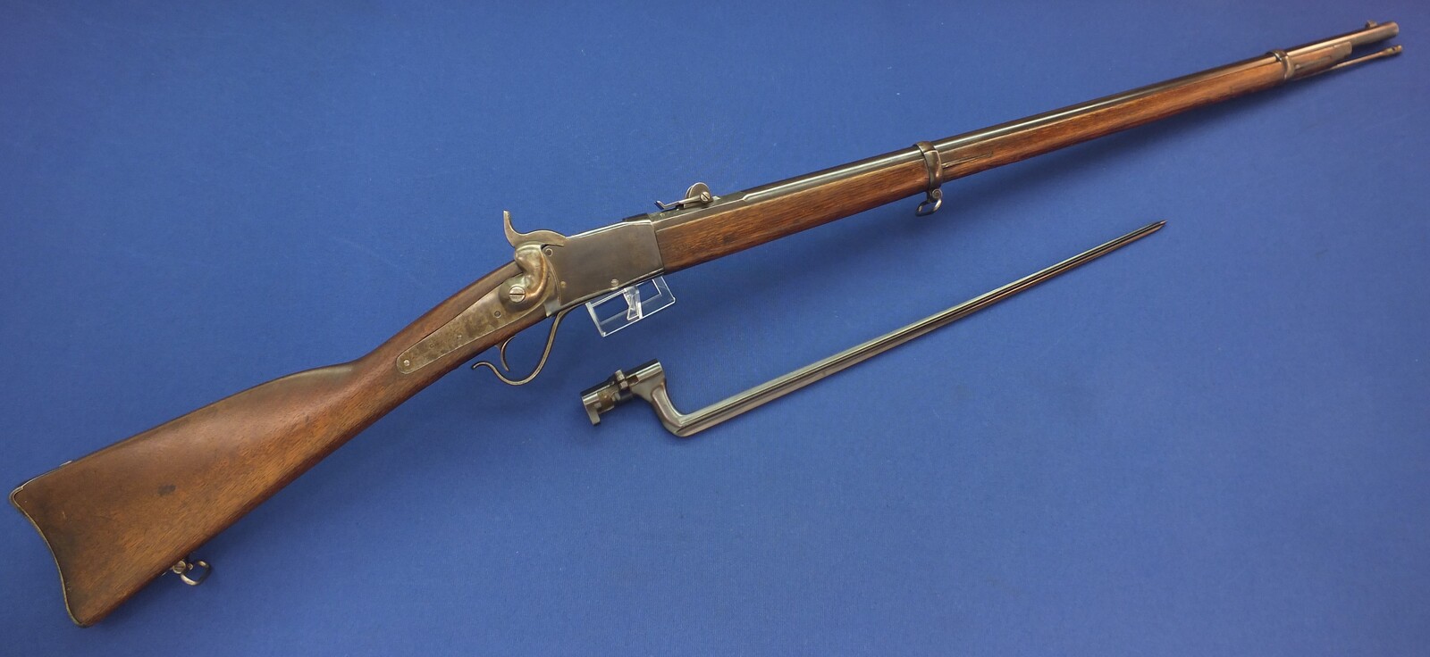 A fine Antique Swiss Peabody Rifle Model 1867-77 with bayonet. Caliber 41 Swiss Rimfire. Length 132cm. In near mint condition. Price 1.750 euro