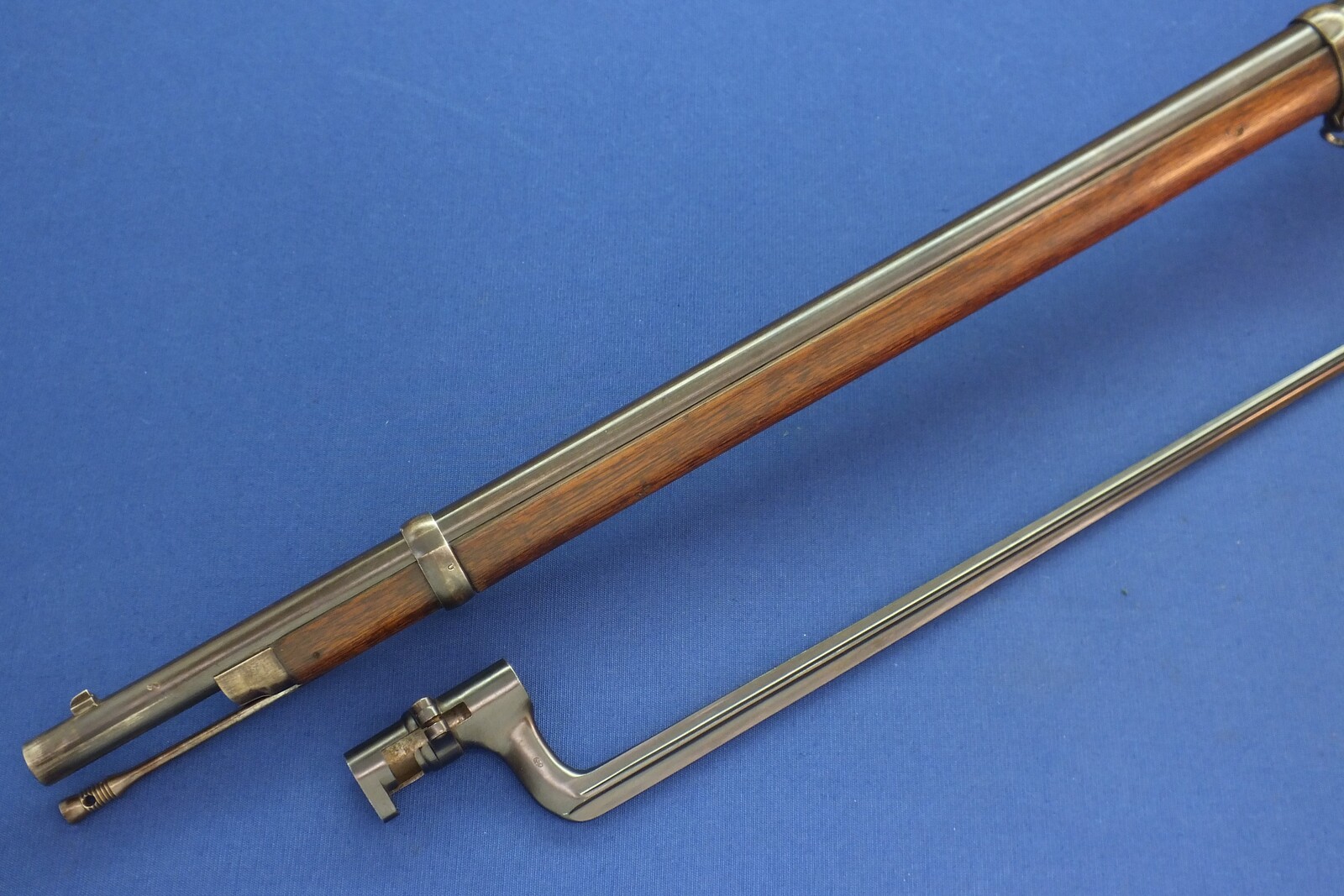 A fine Antique Swiss Peabody Rifle Model 1867-77 with bayonet. Caliber 41 Swiss Rimfire. Length 132cm. In near mint condition. Price 1.750 euro