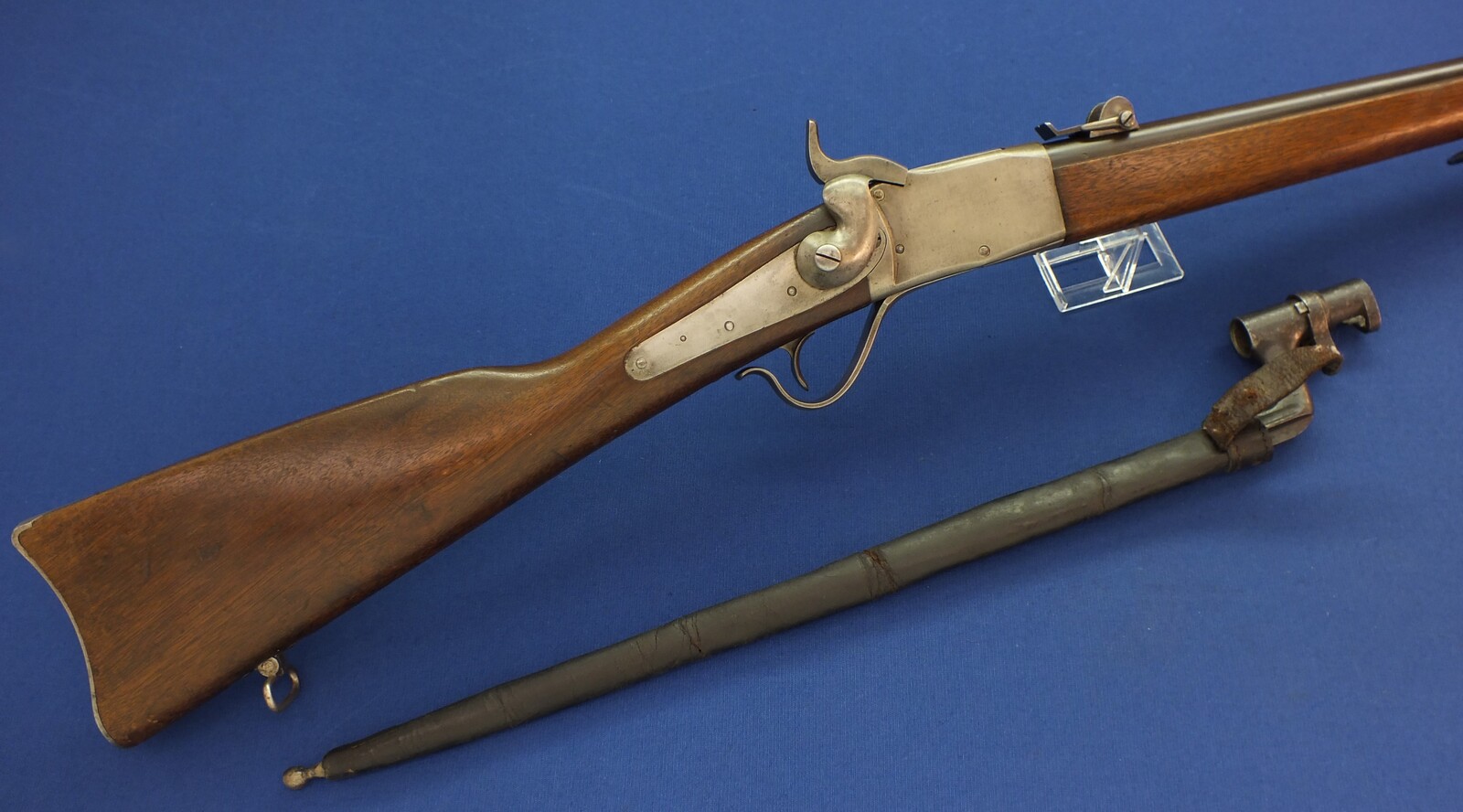 A fine Antique Swiss Peabody Rifle Model 1867-77 with bayonet. Caliber 41 Swiss Rimfire. Length 132cm. In very good condition. 