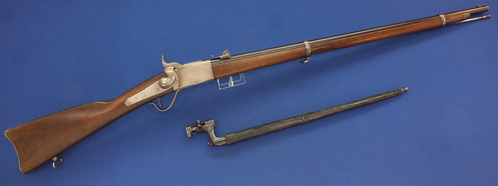 A fine Antique Swiss Peabody Rifle Model 1867-77 with bayonet. Caliber 41 Swiss Rimfire. Length 132cm. In very good condition. 