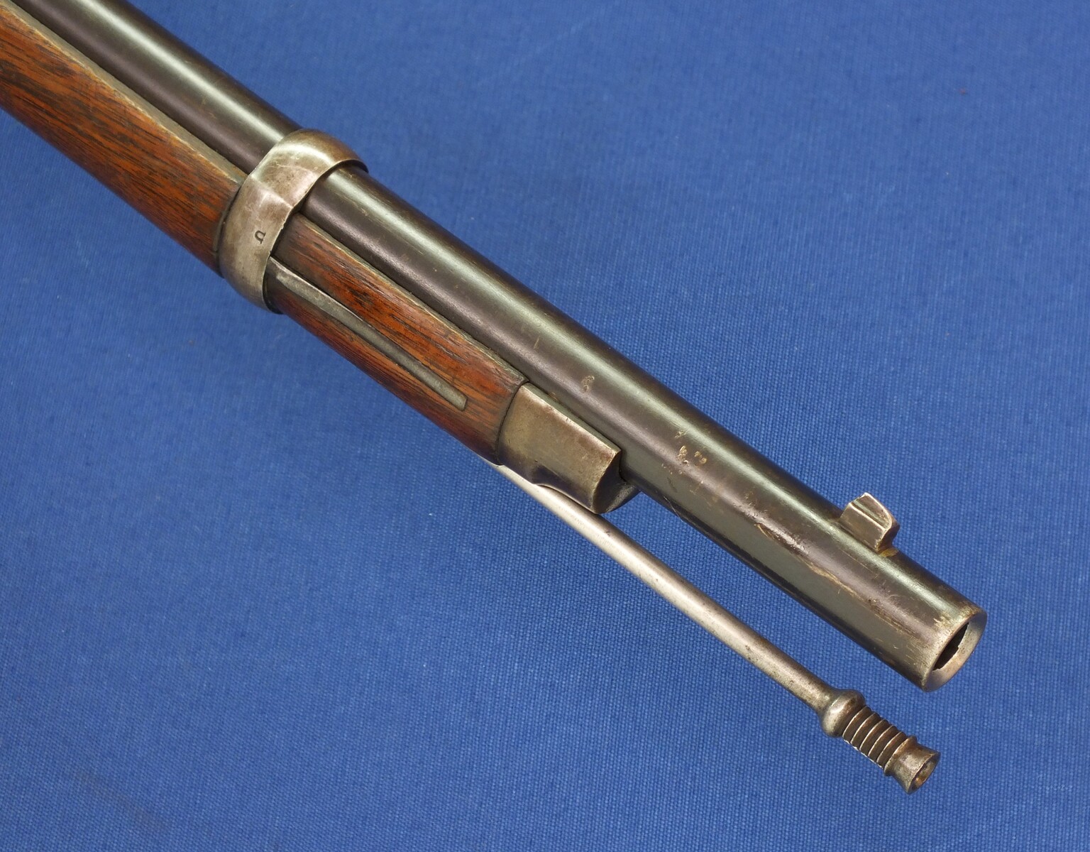 A fine Antique Swiss Peabody Rifle Model 1867-77 with bayonet. Caliber 41 Swiss Rimfire. Length 132cm. In very good condition. 