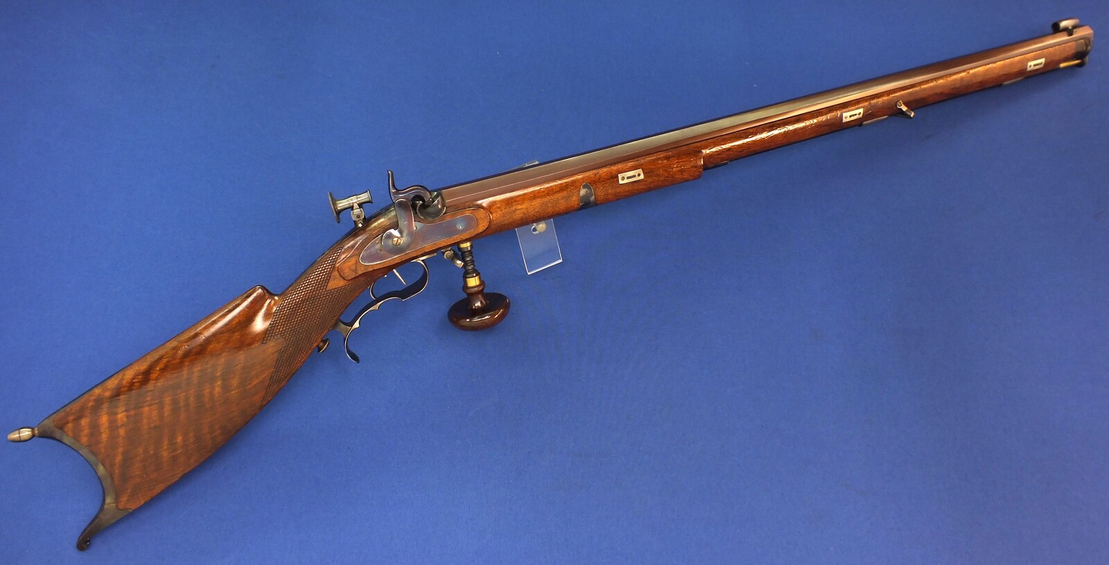 A fine antique Swiss percussion Target Rifle by Henri Léo Fleuriel Senevay in Neuchatel (1809-51). Caliber 10,5mm. 85,5cm octagonal Barrel. Length 126cm. In near mint condition. Price 2.950 euro.