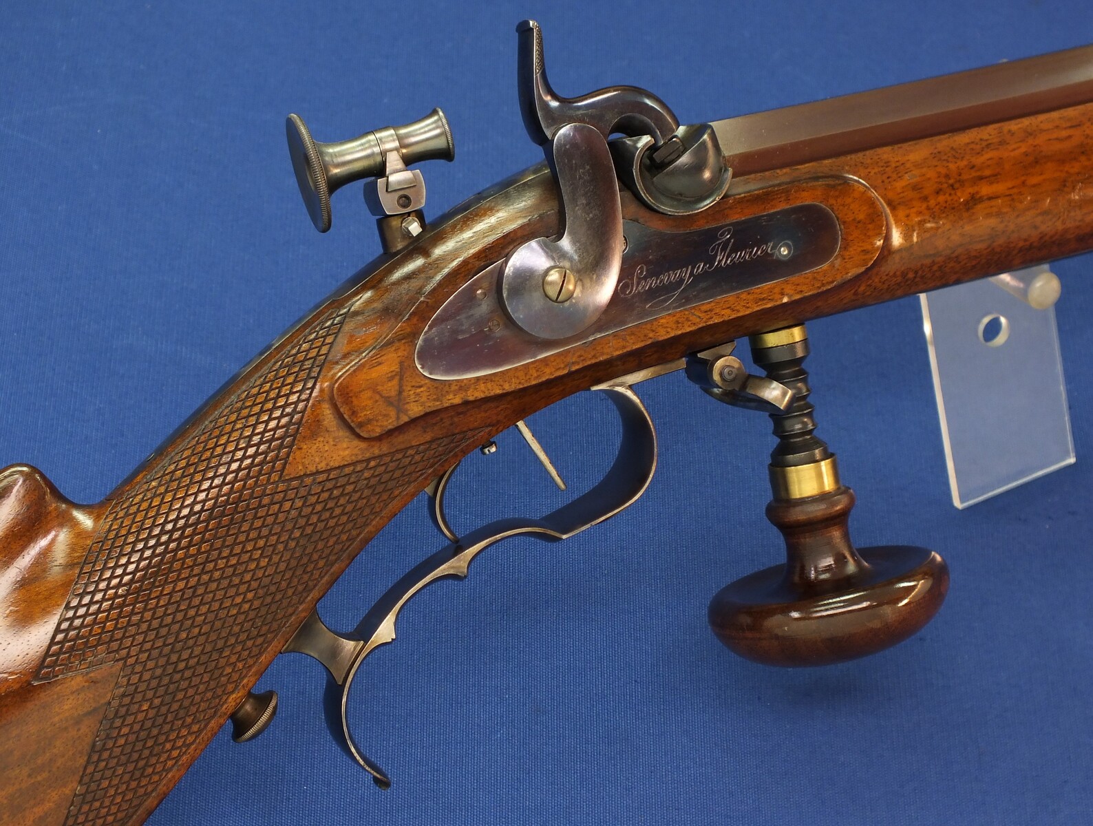 A fine antique Swiss percussion Target Rifle by Henri Léo Fleuriel Senevay in Neuchatel (1809-51). Caliber 10,5mm. 85,5cm octagonal Barrel. Length 126cm. In near mint condition. Price 2.950 euro.